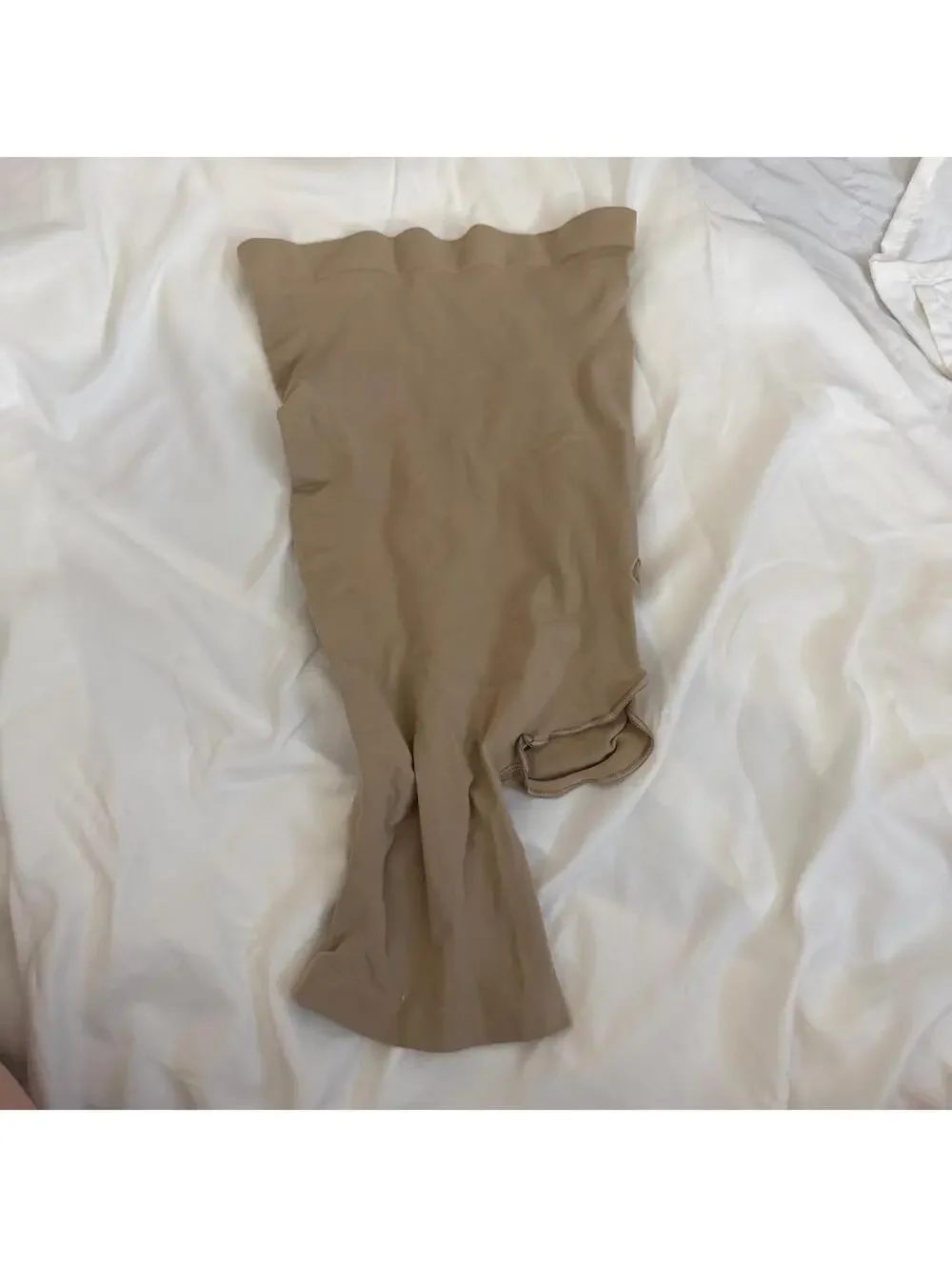 Skims left leg solution shapewear short